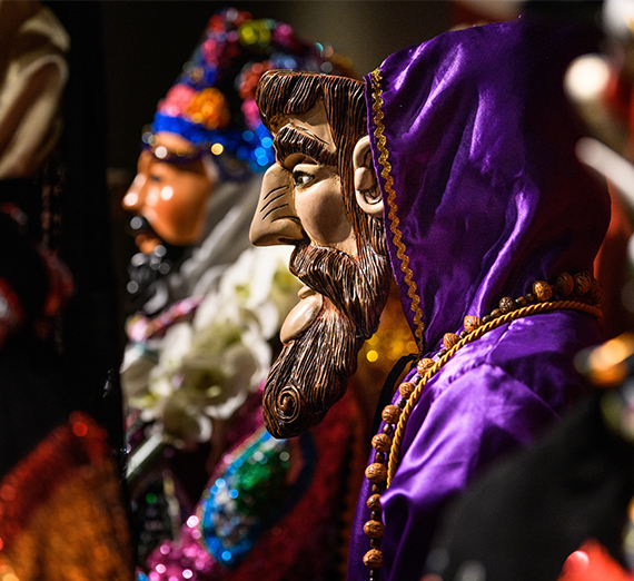 Pavel Shlossberg con algunas máscaras mexicanas en el Museo del Noroeste de Artes y Cultura